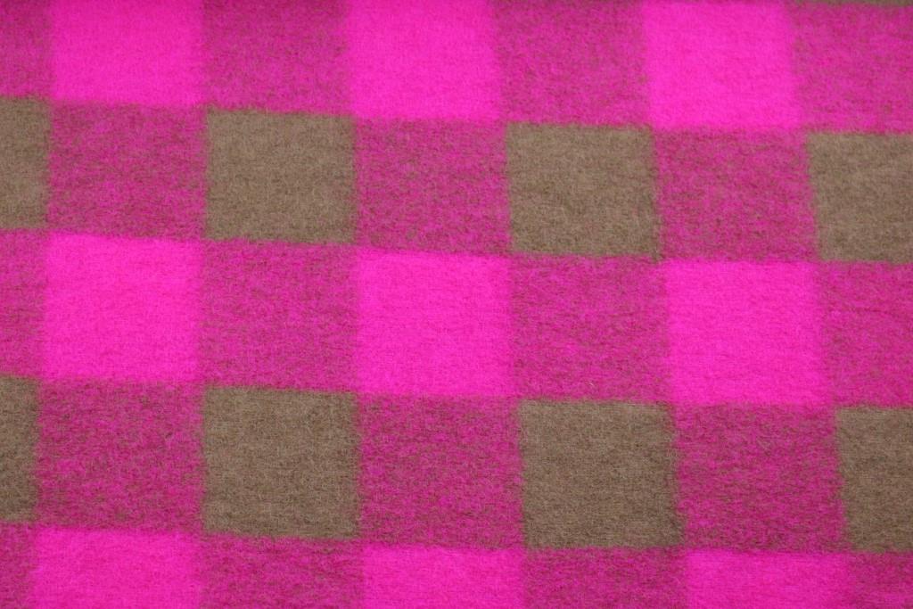 Wollgemisch mit großen Karos in Neonpink und Braun Detailbild